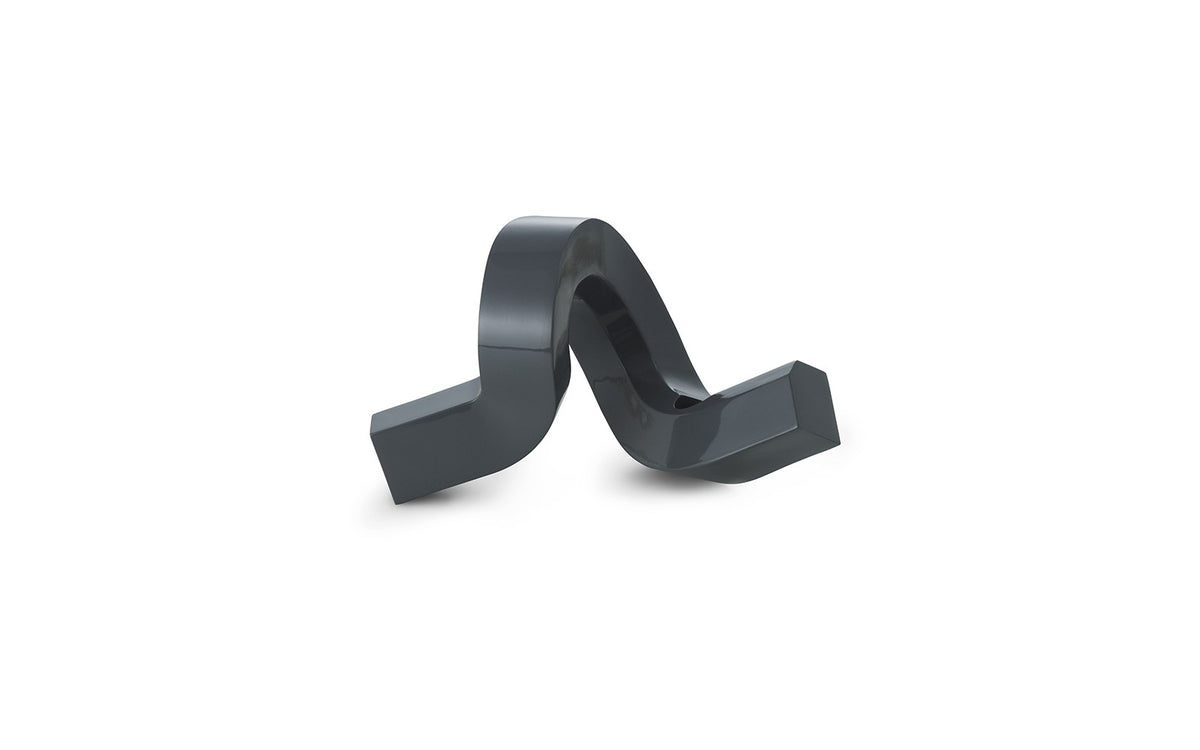 Kerzenhalter Crooked von Normann Copenhagen aus lackiertem Aluminium in Warmes Grau mit geschwungener, skulpturaler Form.