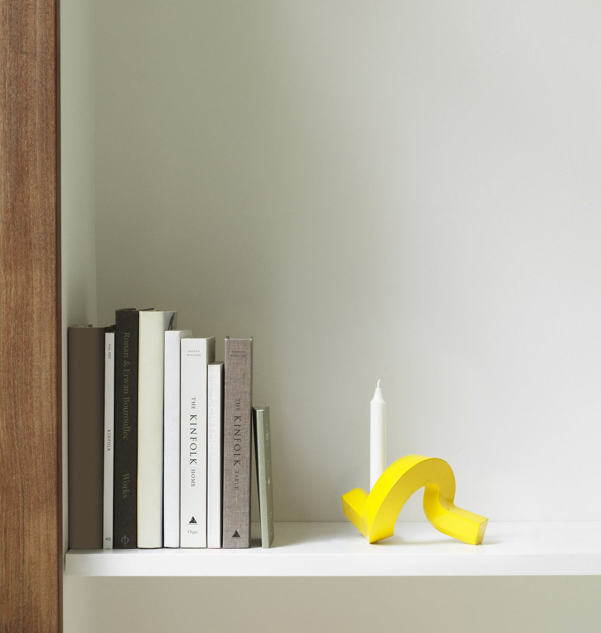 Kerzenhalter Crooked von Normann Copenhagen aus lackiertem Aluminium in Warmes Grau mit geschwungener, skulpturaler Form.