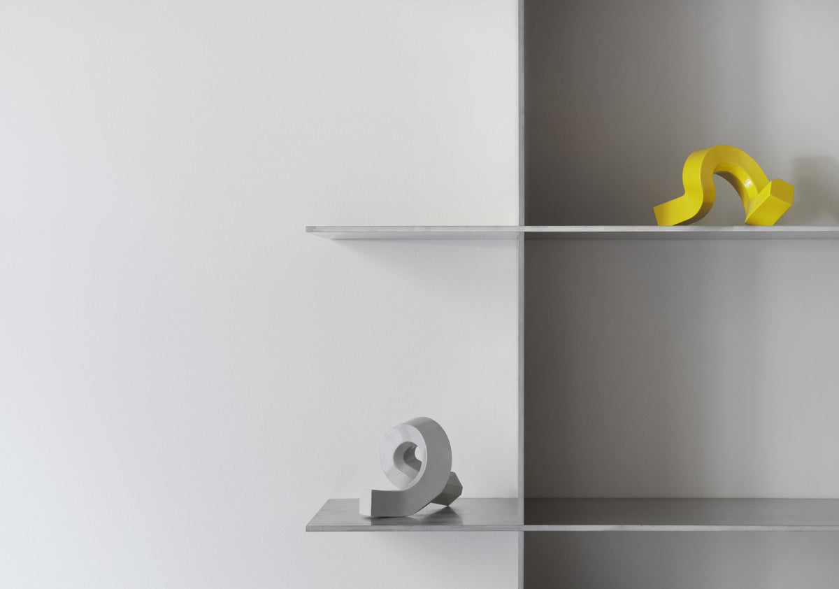 Kerzenhalter Crooked von Normann Copenhagen aus lackiertem Aluminium in Warmes Grau mit geschwungener, skulpturaler Form.