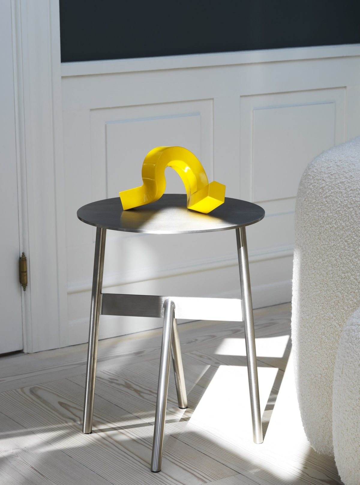 Kerzenhalter Crooked von Normann Copenhagen aus lackiertem Aluminium in Warmes Grau mit geschwungener, skulpturaler Form.