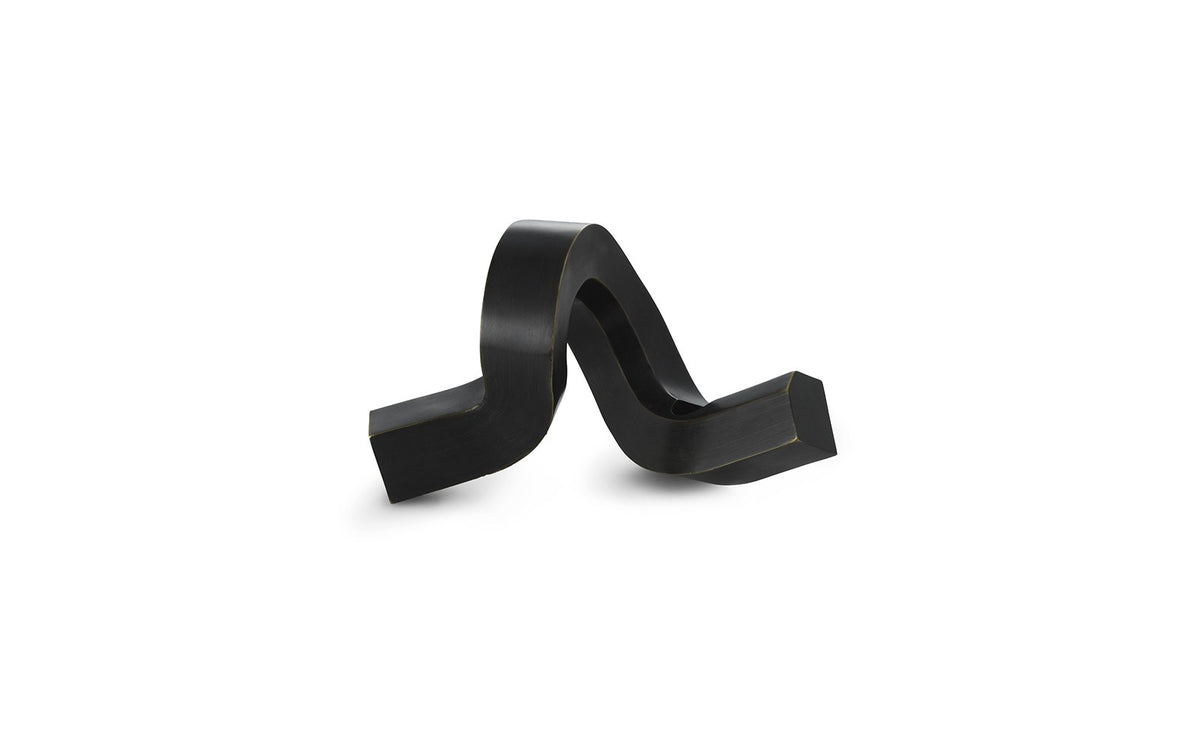 Kerzenhalter Crooked von Normann Copenhagen aus lackiertem Aluminium in Warmes Grau mit geschwungener, skulpturaler Form.