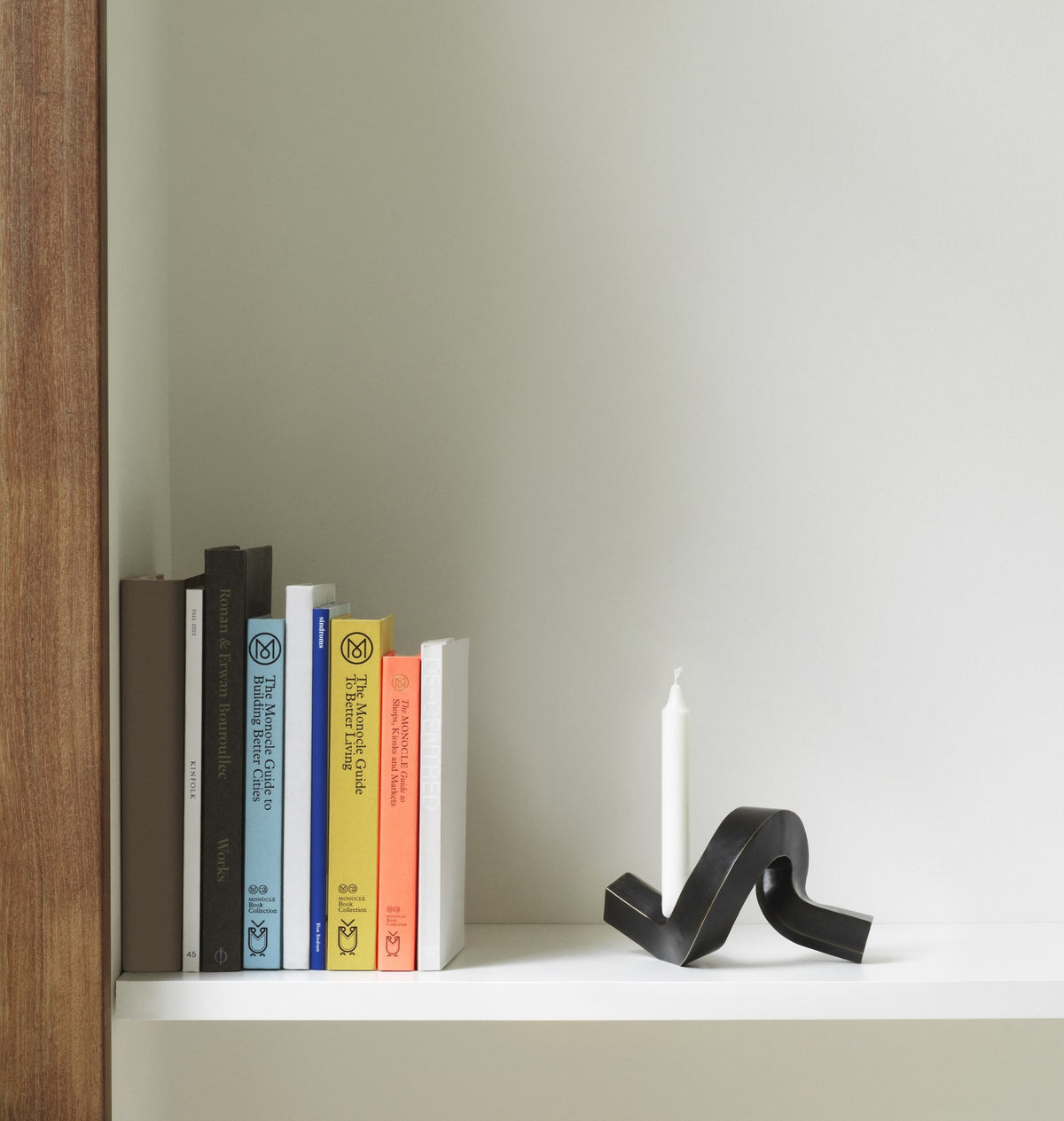 Kerzenhalter Crooked von Normann Copenhagen aus lackiertem Aluminium in Warmes Grau mit geschwungener, skulpturaler Form.