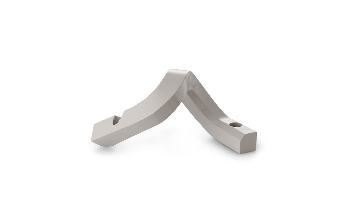 Kerzenhalter Crooked von Normann Copenhagen aus lackiertem Aluminium in Warmes Grau mit geschwungener, skulpturaler Form.