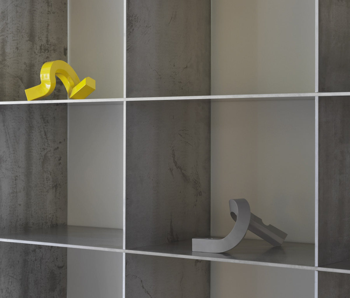 Kerzenhalter Crooked von Normann Copenhagen aus lackiertem Aluminium in Warmes Grau mit geschwungener, skulpturaler Form.