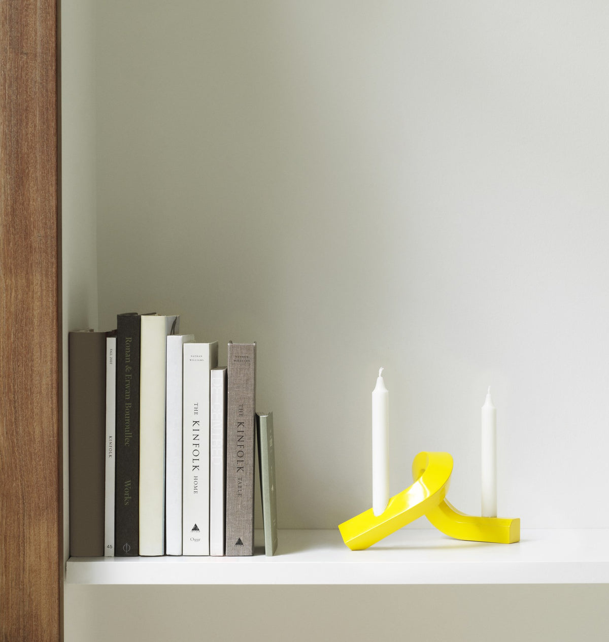 Kerzenhalter Crooked von Normann Copenhagen aus lackiertem Aluminium in Warmes Grau mit geschwungener, skulpturaler Form.