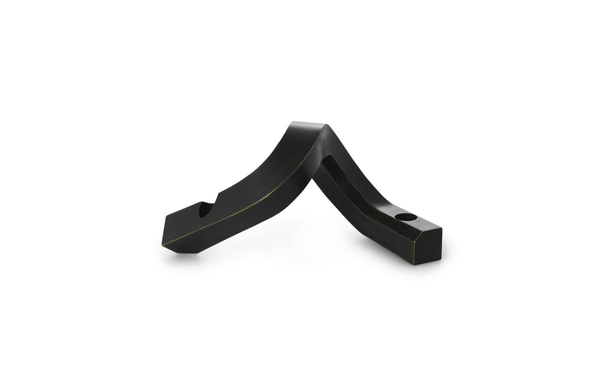 Kerzenhalter Crooked von Normann Copenhagen aus lackiertem Aluminium in Warmes Grau mit geschwungener, skulpturaler Form.