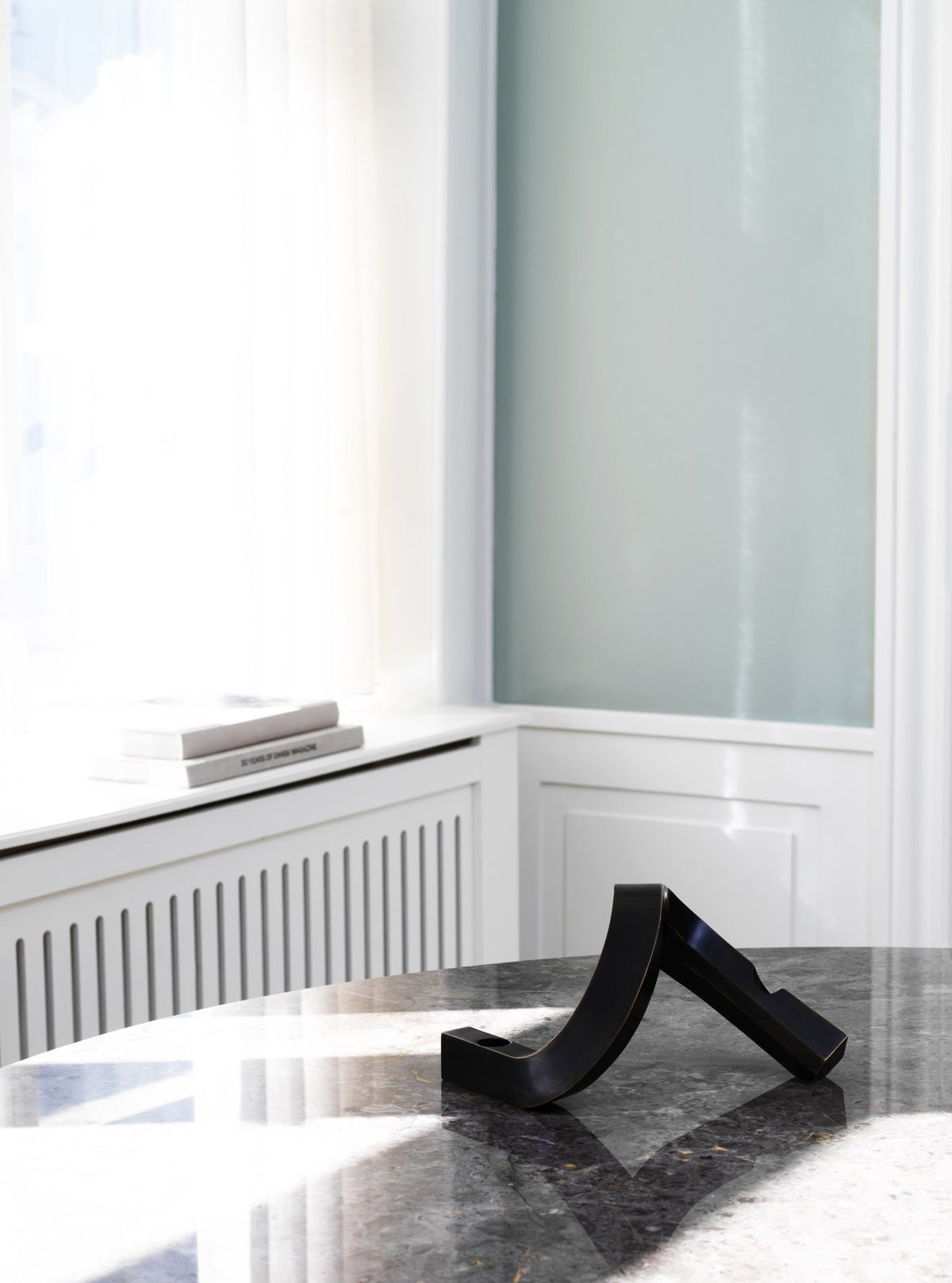Kerzenhalter Crooked von Normann Copenhagen aus lackiertem Aluminium in Warmes Grau mit geschwungener, skulpturaler Form.