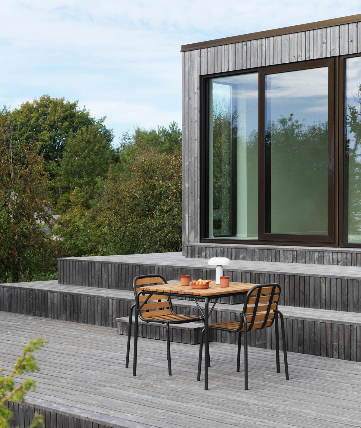 Vig Robinia Stuhl in  präsentiert im Onlineshop von KAQTU Design AG. Gartenstuhl ist von Normann Copenhagen