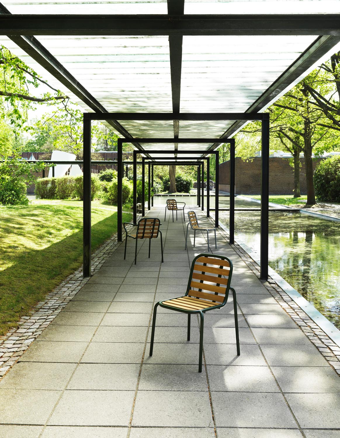 Vig Robinia Stuhl in Dunkelgrün präsentiert im Onlineshop von KAQTU Design AG. Gartenstuhl ist von Normann Copenhagen