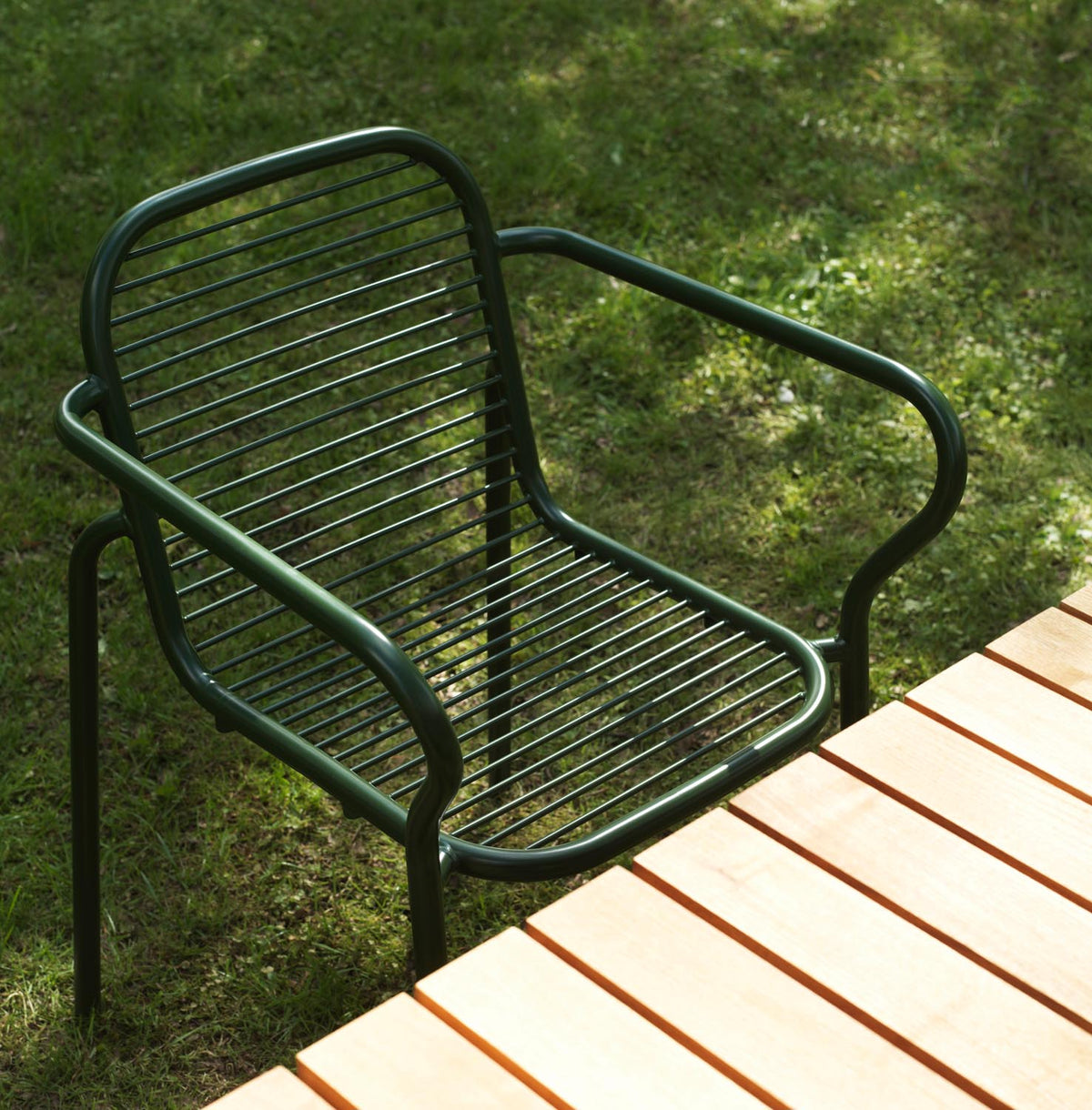 Vig Armlehnstuhl in Schwarz präsentiert im Onlineshop von KAQTU Design AG. Gartenstuhl mit Armlehnen ist von Normann Copenhagen