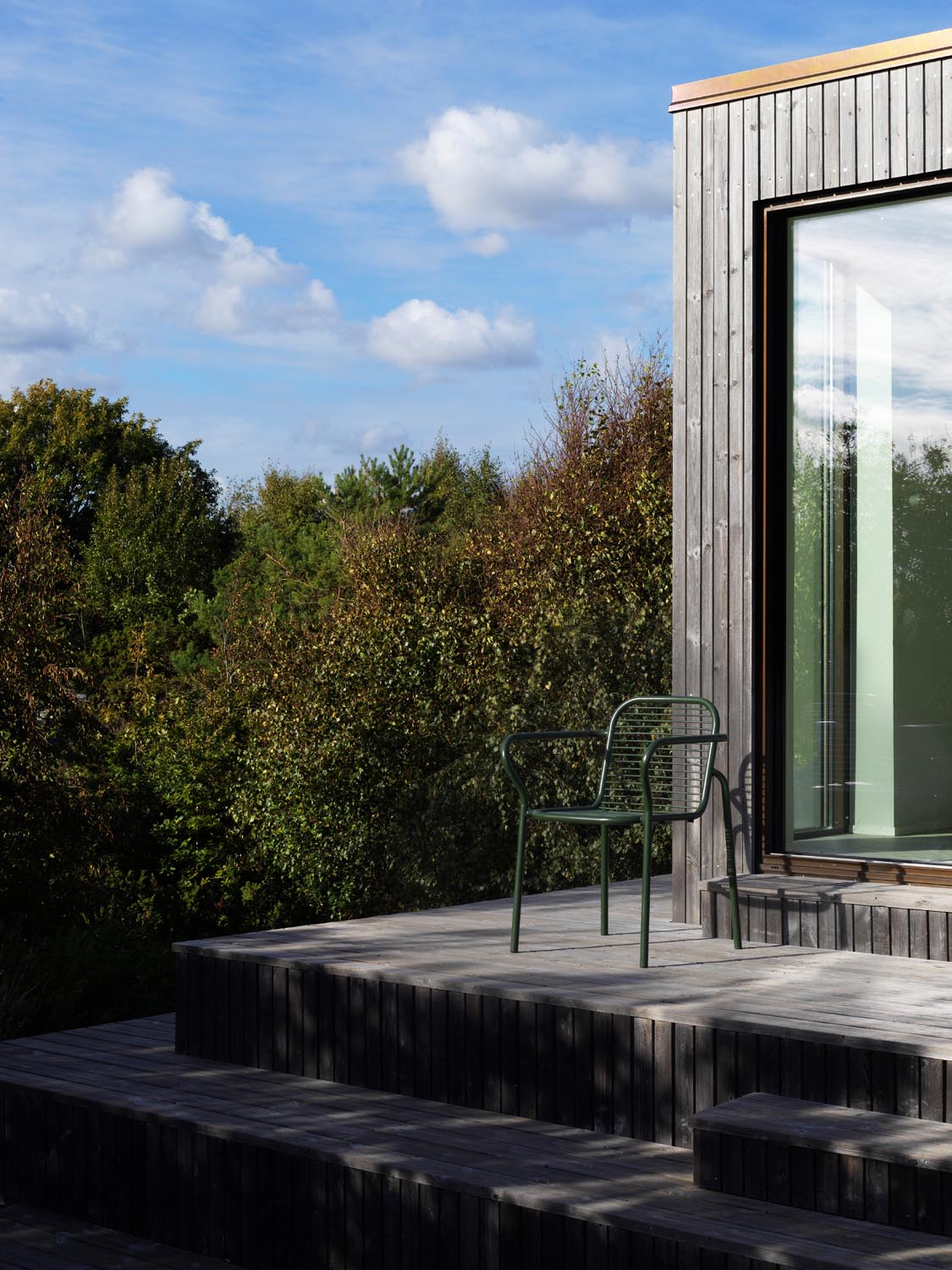 Vig Armlehnstuhl in  präsentiert im Onlineshop von KAQTU Design AG. Gartenstuhl mit Armlehnen ist von Normann Copenhagen