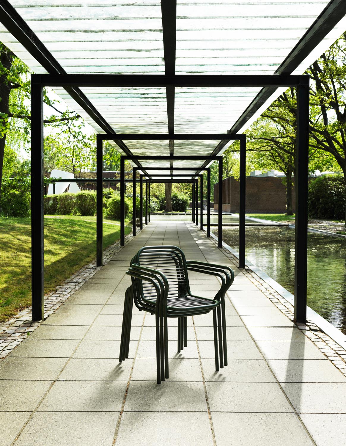 Vig Armlehnstuhl in  präsentiert im Onlineshop von KAQTU Design AG. Gartenstuhl mit Armlehnen ist von Normann Copenhagen