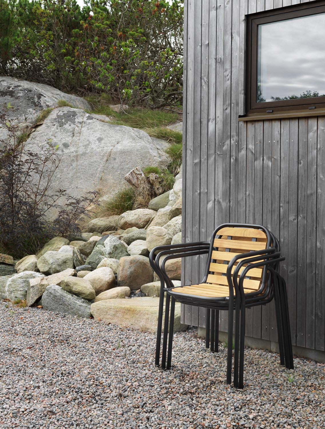 Vig Robinia Armlehnstuhl in  präsentiert im Onlineshop von KAQTU Design AG. Gartenstuhl mit Armlehnen ist von Normann Copenhagen