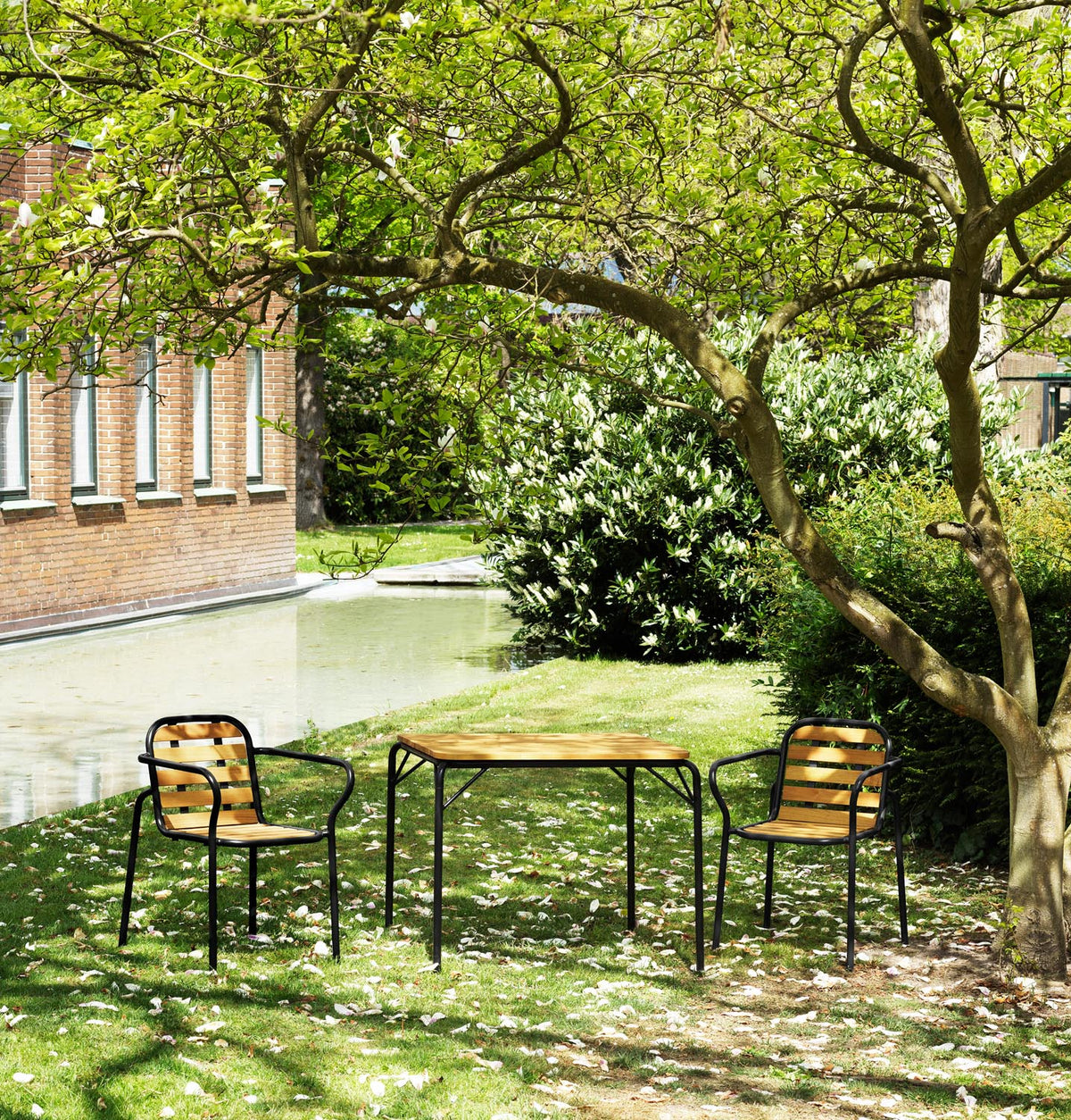 Vig Robinia Armlehnstuhl in Schwarz präsentiert im Onlineshop von KAQTU Design AG. Gartenstuhl mit Armlehnen ist von Normann Copenhagen