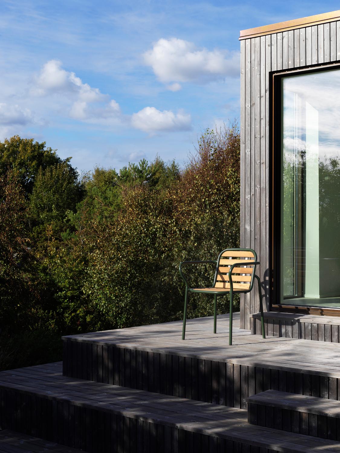 Vig Robinia Armlehnstuhl in Dunkelgrün präsentiert im Onlineshop von KAQTU Design AG. Gartenstuhl mit Armlehnen ist von Normann Copenhagen