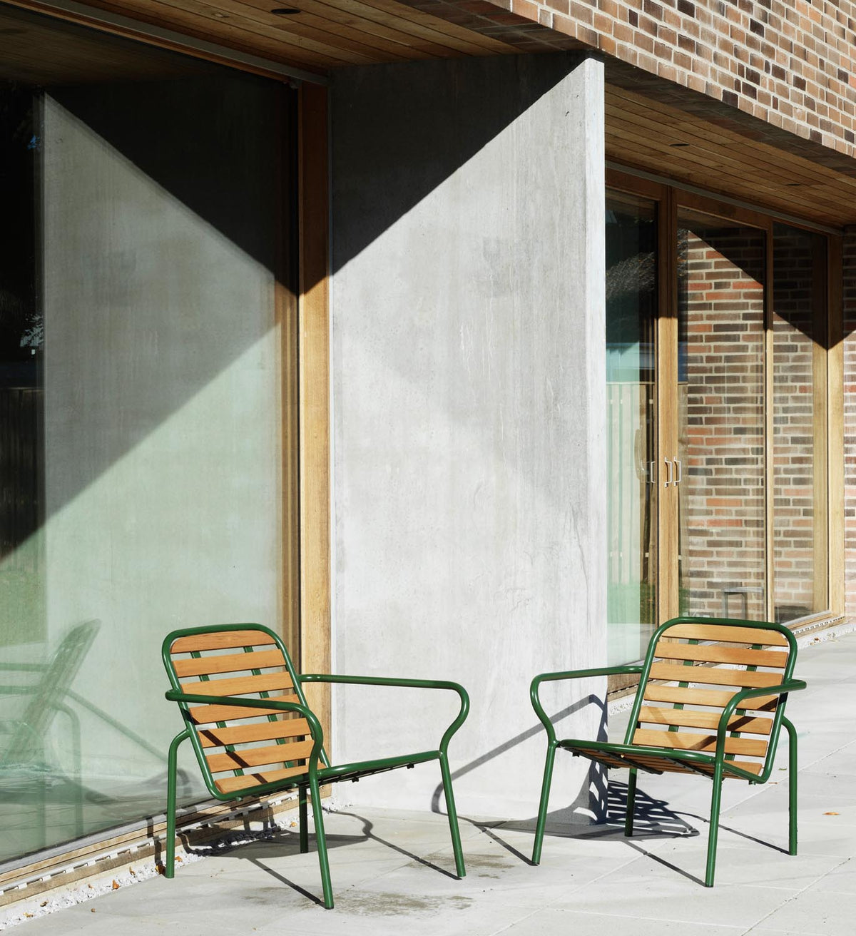 Vig Robinia Loungesessel in  präsentiert im Onlineshop von KAQTU Design AG. Outdoor-Sessel mit Armlehnen ist von Normann Copenhagen