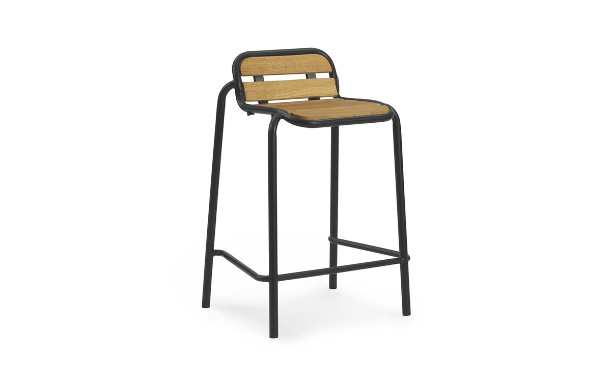 Schwarzer Barstuhl Vig mit Gestell aus pulverbeschichtetem Stahl und Sitzfläche aus geöltem Robinienholz, schlichtes Design für den Aussenbereich.