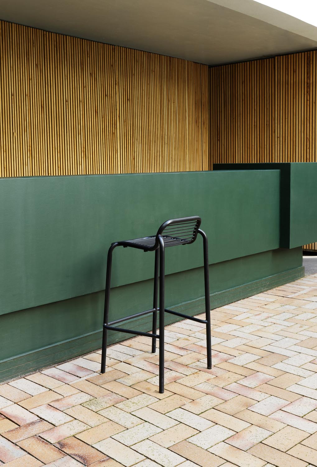 Vig Barhocker in Dunkelgrün präsentiert im Onlineshop von KAQTU Design AG. Outdoor-Barstuhl ist von Normann Copenhagen
