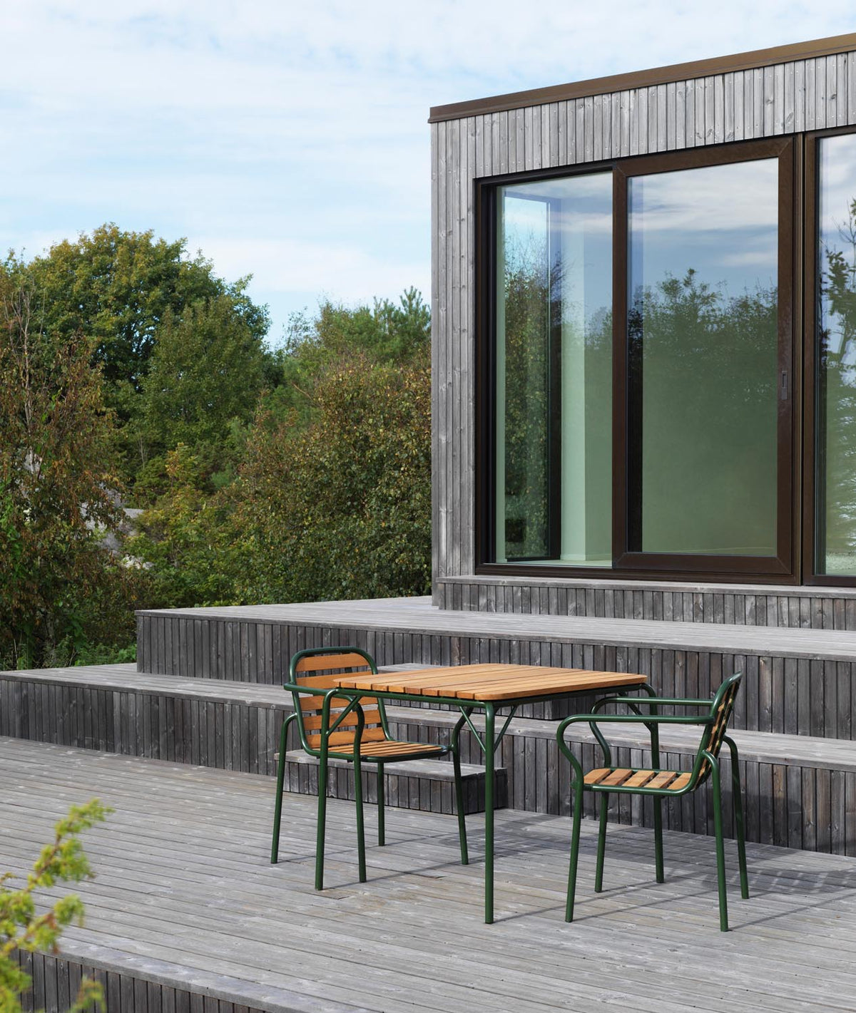 Vig Tisch 90 x 90 cm in Dunkelgrün präsentiert im Onlineshop von KAQTU Design AG. Gartentisch ist von Normann Copenhagen
