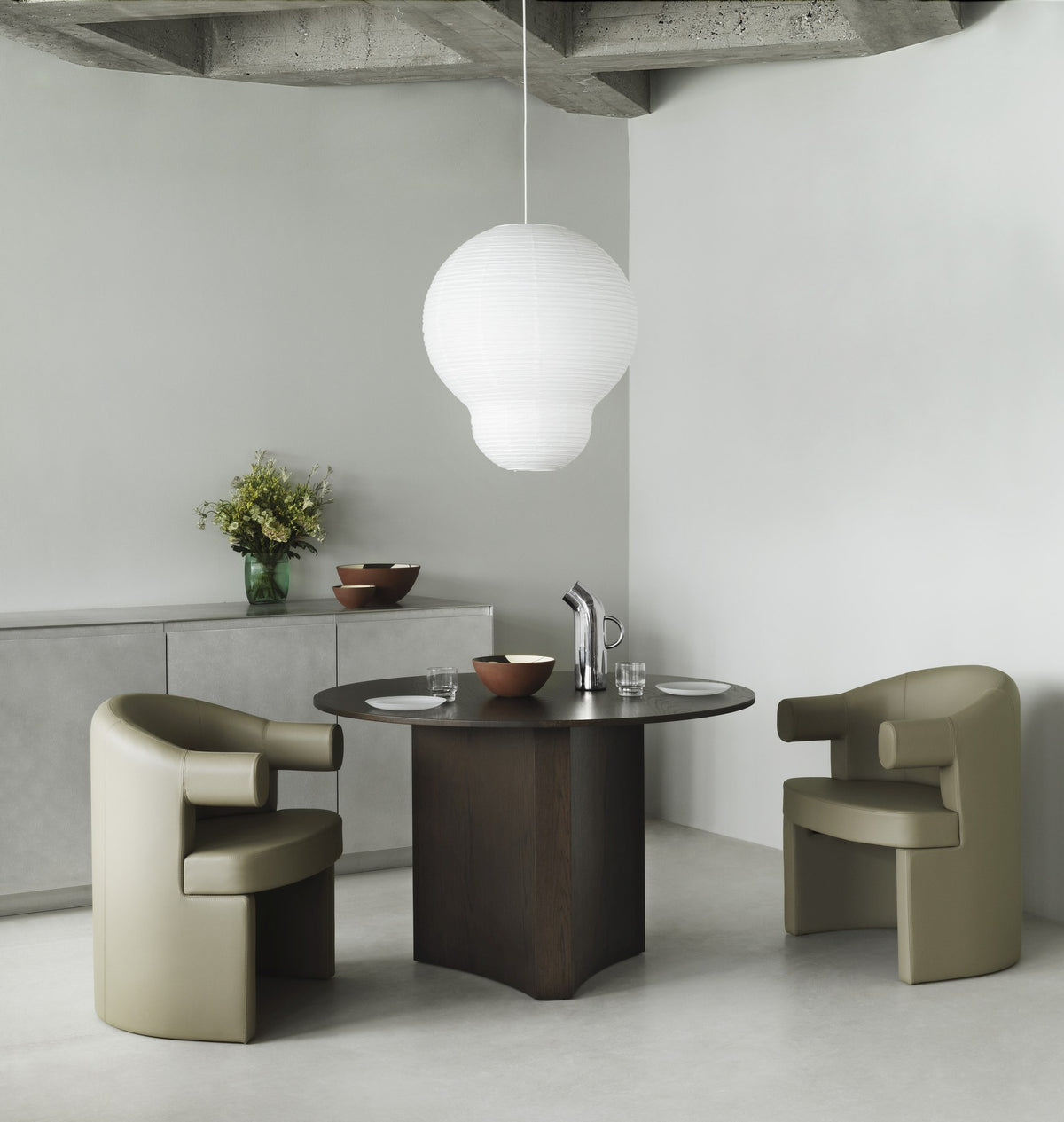 Burra Stuhl von Normann Copenhagen in Olivgrün: gepolsterter Sitz mit runder Form, geschwungener Rückenlehne und integrierten Armlehnen.