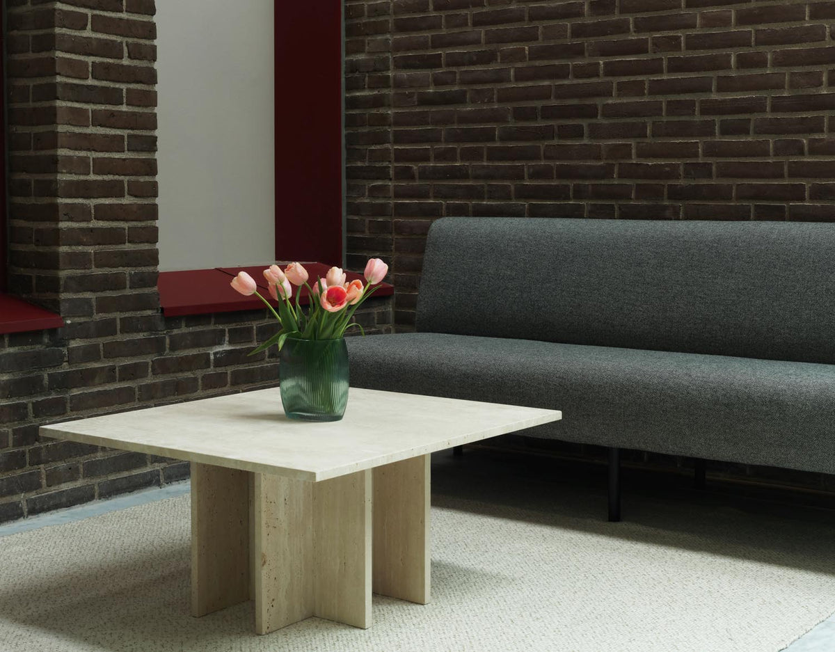 Edge Couchtisch Gross Travertin in  präsentiert im Onlineshop von KAQTU Design AG. Couchtisch ist von Normann Copenhagen