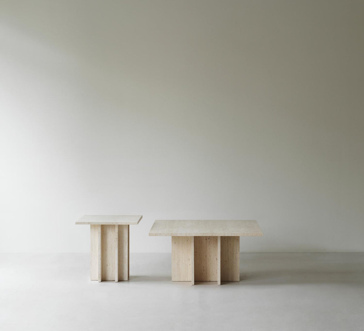 Edge Couchtisch Gross Travertin in  präsentiert im Onlineshop von KAQTU Design AG. Couchtisch ist von Normann Copenhagen