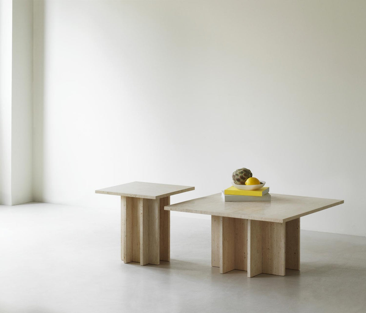 Edge Couchtisch Gross Travertin in  präsentiert im Onlineshop von KAQTU Design AG. Couchtisch ist von Normann Copenhagen