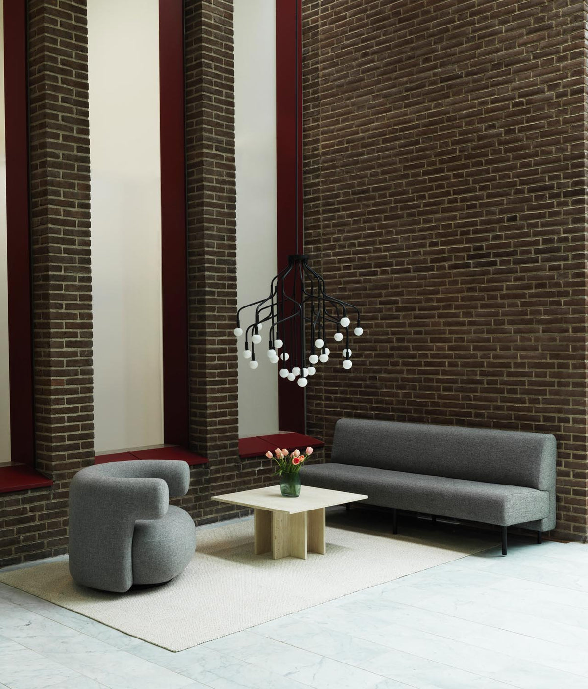 Edge Couchtisch Gross Travertin in  präsentiert im Onlineshop von KAQTU Design AG. Couchtisch ist von Normann Copenhagen