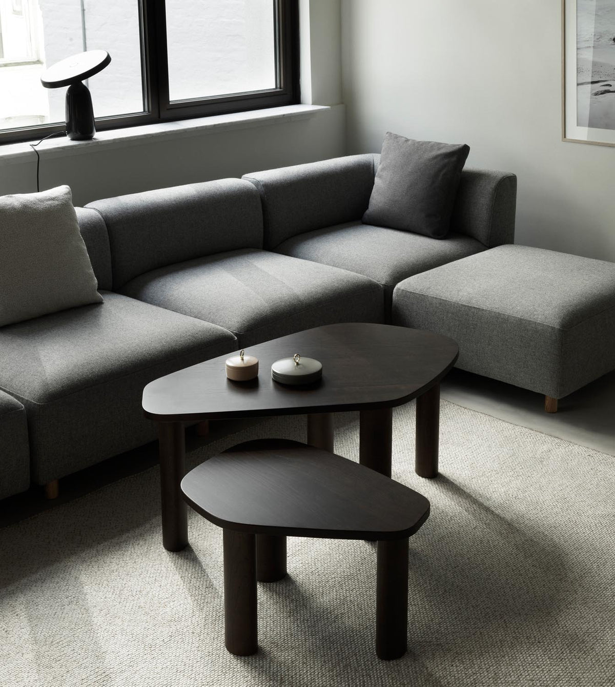 Sculp Couchtisch Klein Braun Gebeiztes Eschenholz in  präsentiert im Onlineshop von KAQTU Design AG. Couchtisch ist von Normann Copenhagen