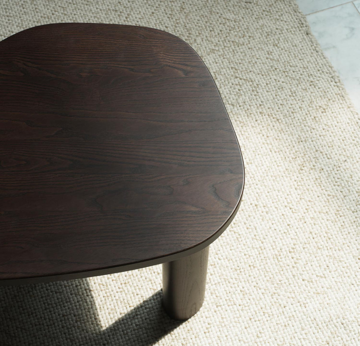 Sculp Couchtisch Klein Braun Gebeiztes Eschenholz in  präsentiert im Onlineshop von KAQTU Design AG. Couchtisch ist von Normann Copenhagen