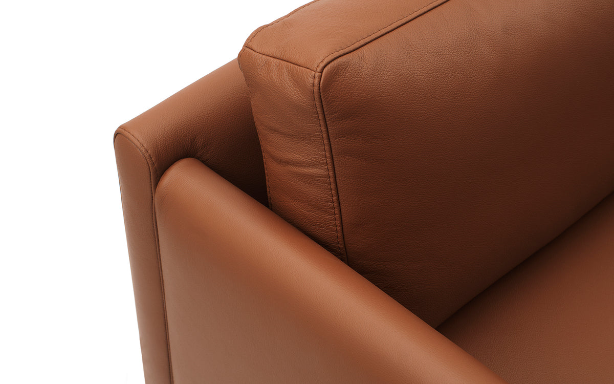 Rar Sofa 3 Sitzer in Omaha Leder Cognac präsentiert im Onlineshop von KAQTU Design AG. 3er Sofa ist von Normann Copenhagen