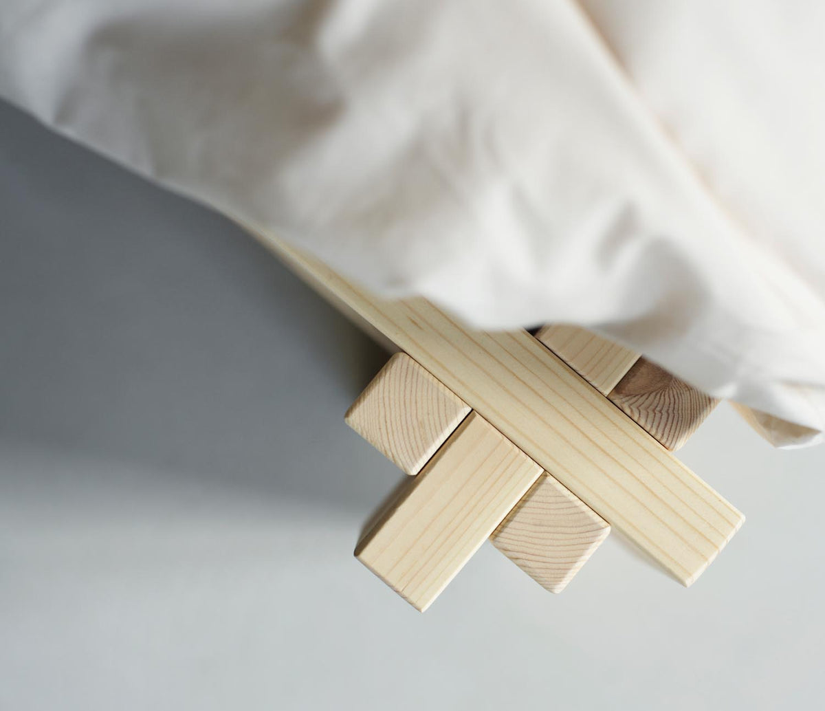 Notch Bettgestell in  präsentiert im Onlineshop von KAQTU Design AG. Bett ist von Normann Copenhagen