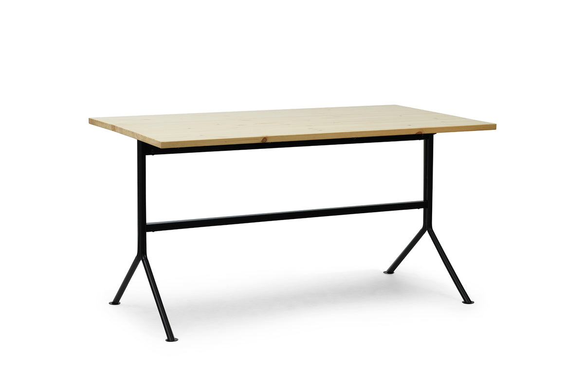 Kip Schreibtisch in Kiefer präsentiert im Onlineshop von KAQTU Design AG. Schreibtisch ist von Normann Copenhagen