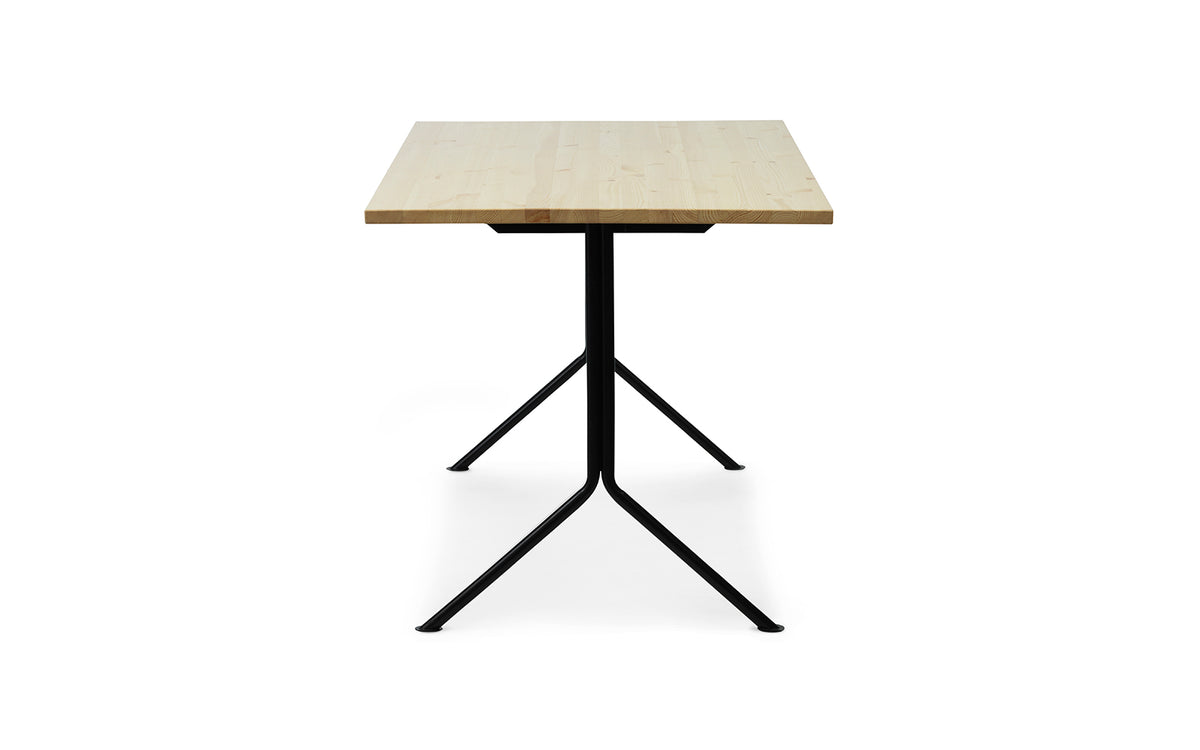 Kip Schreibtisch in Kiefer präsentiert im Onlineshop von KAQTU Design AG. Schreibtisch ist von Normann Copenhagen