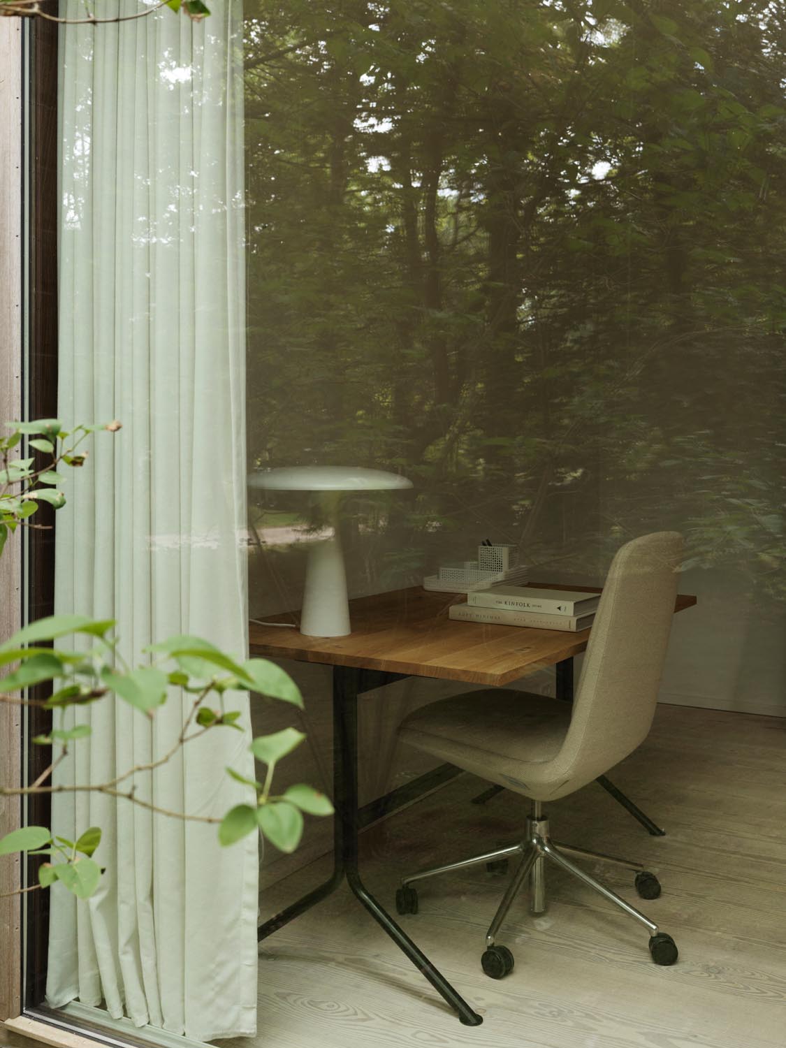 Kip Schreibtisch in Kiefer präsentiert im Onlineshop von KAQTU Design AG. Schreibtisch ist von Normann Copenhagen