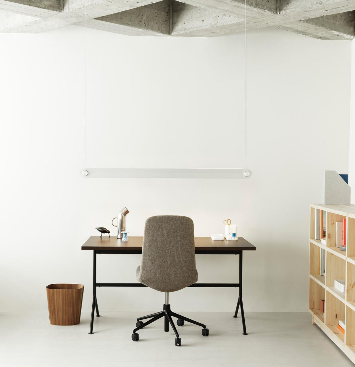 Kip Schreibtisch in Dunkelbraun präsentiert im Onlineshop von KAQTU Design AG. Schreibtisch ist von Normann Copenhagen