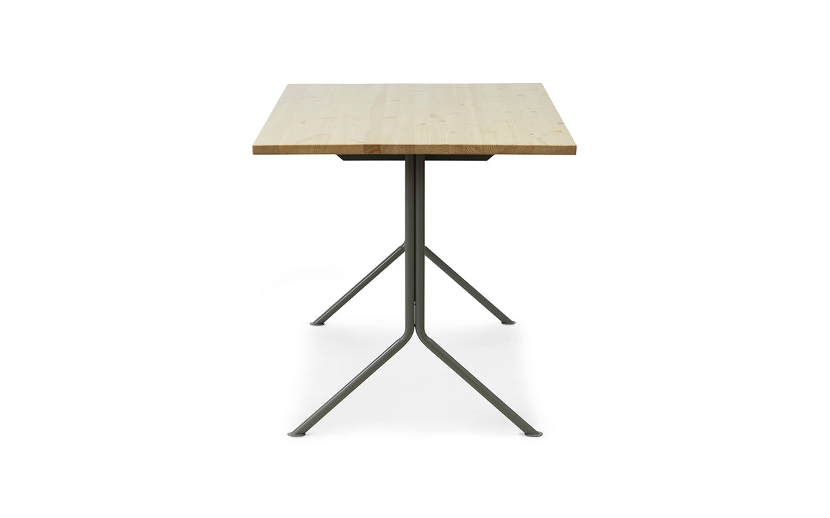 Kip Schreibtisch in Kiefer präsentiert im Onlineshop von KAQTU Design AG. Schreibtisch ist von Normann Copenhagen