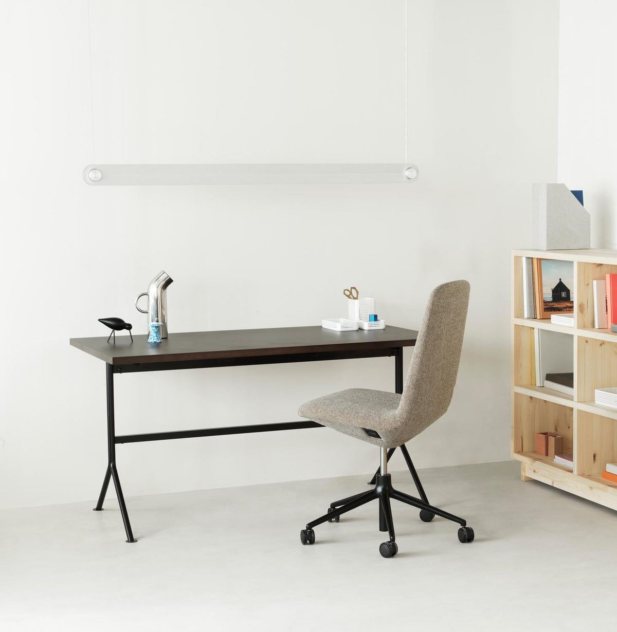 Kip Schreibtisch in Dunkelbraun präsentiert im Onlineshop von KAQTU Design AG. Schreibtisch ist von Normann Copenhagen