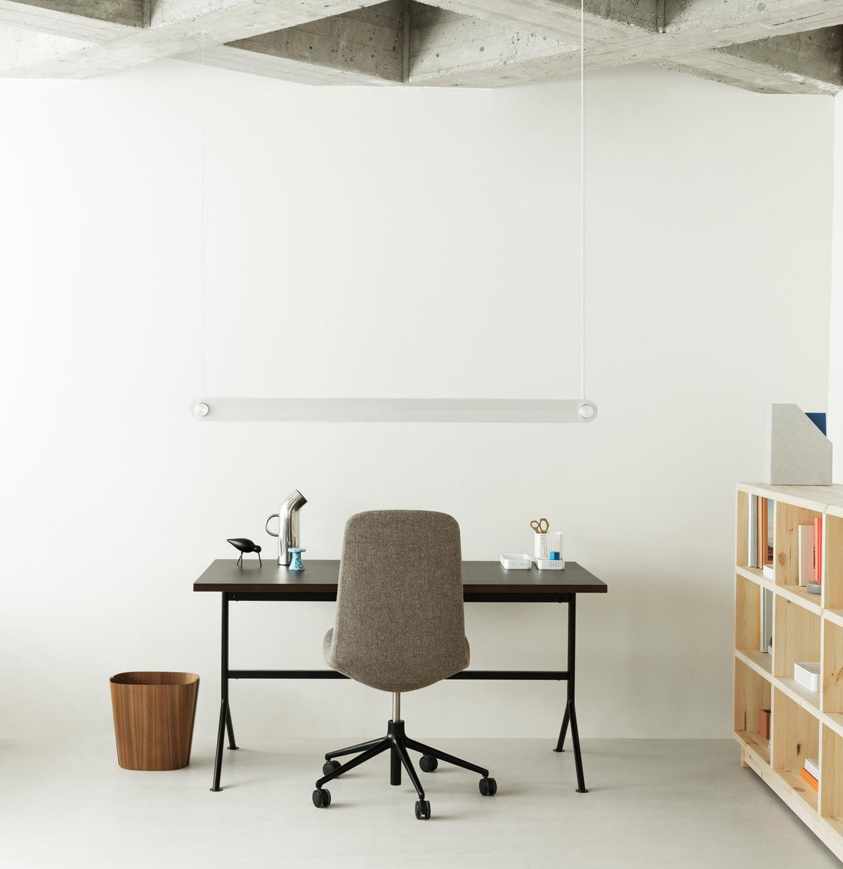 Kip Schreibtisch in Dunkelbraun präsentiert im Onlineshop von KAQTU Design AG. Schreibtisch ist von Normann Copenhagen