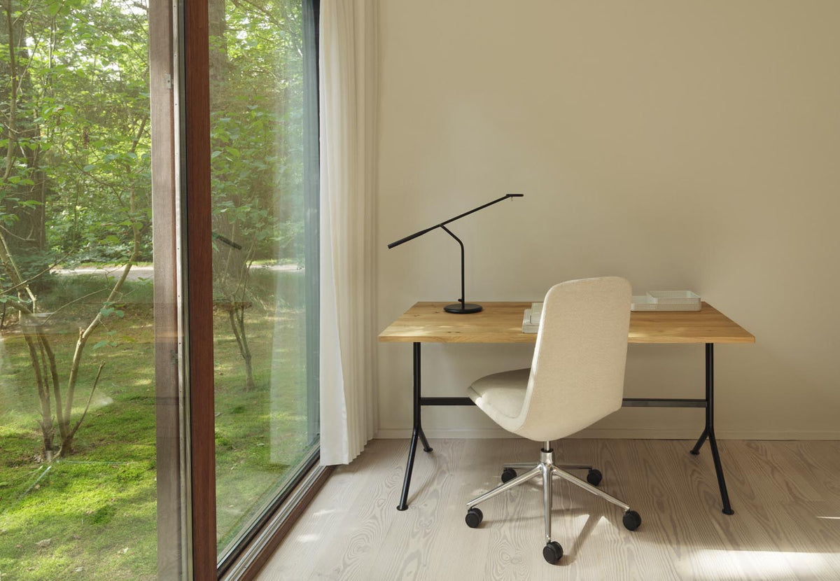 Kip Schreibtisch in Eiche präsentiert im Onlineshop von KAQTU Design AG. Schreibtisch ist von Normann Copenhagen