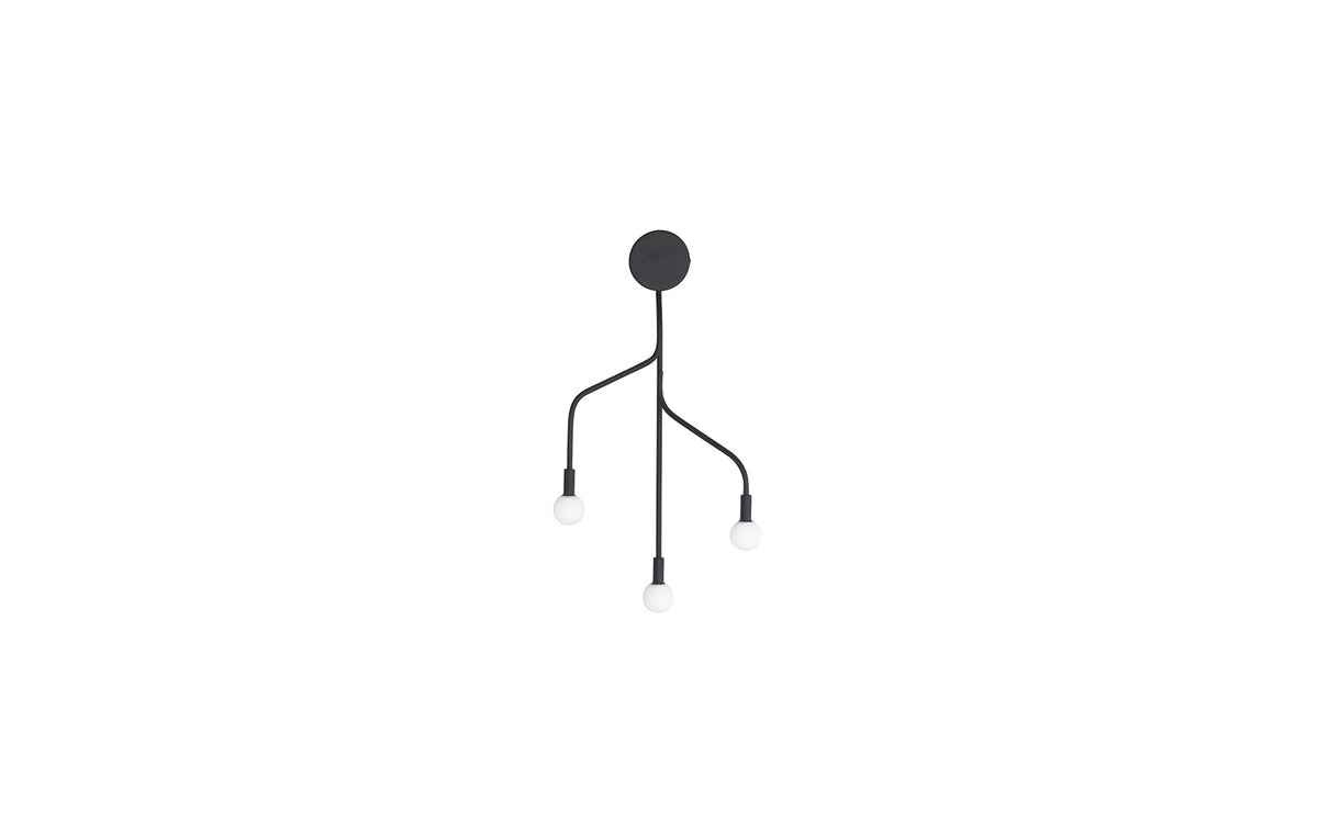 Vekst Wandlampe von Normann Copenhagen: schwarze, ästartige Arme aus pulverbeschichtetem Stahl mit Kugeln aus geätztem Opalglas.