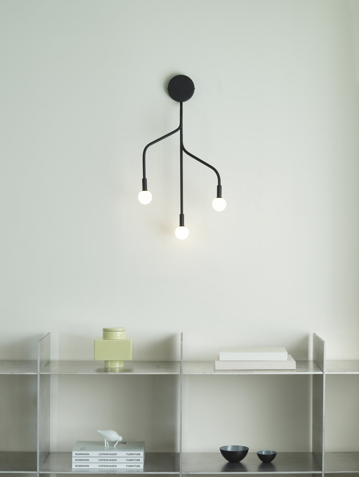 Vekst Wandlampe von Normann Copenhagen: schwarze, ästartige Arme aus pulverbeschichtetem Stahl mit Kugeln aus geätztem Opalglas.