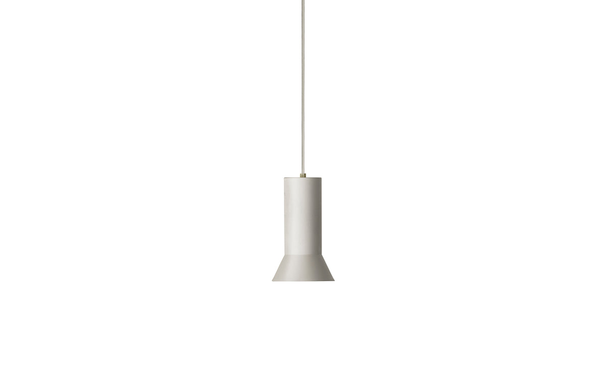 Hat Leuchte Klein EU in  präsentiert im Onlineshop von KAQTU Design AG. Pendelleuchte ist von Normann Copenhagen