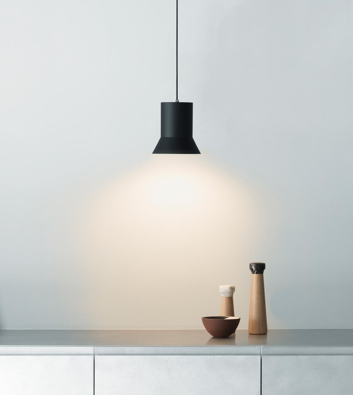 Hat Leuchte Mittel EU in  präsentiert im Onlineshop von KAQTU Design AG. Pendelleuchte ist von Normann Copenhagen