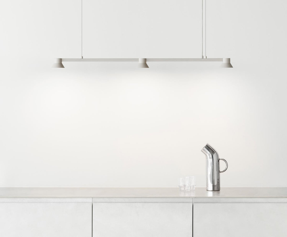 Hat Leuchte Linear Klein EU in  präsentiert im Onlineshop von KAQTU Design AG. Pendelleuchte ist von Normann Copenhagen