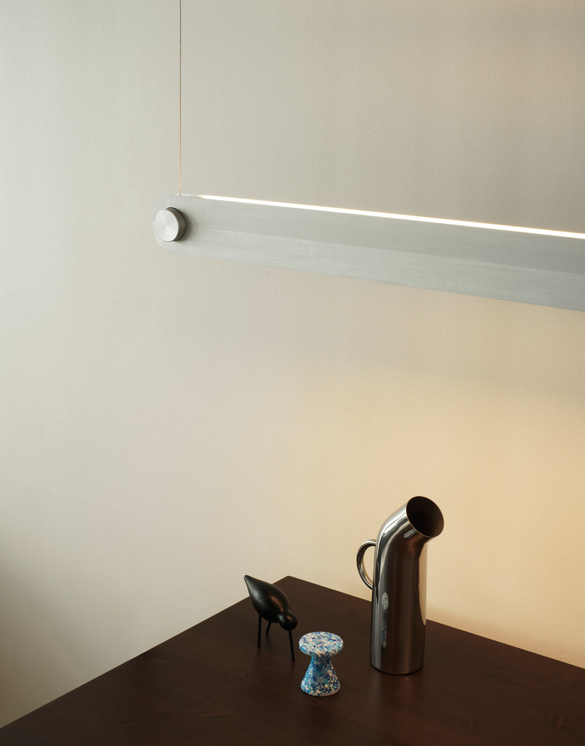 Dim Linear Lampe EU Gebürstetes Aluminium in Gebürstetes Aluminium präsentiert im Onlineshop von KAQTU Design AG. Pendelleuchte ist von Normann Copenhagen