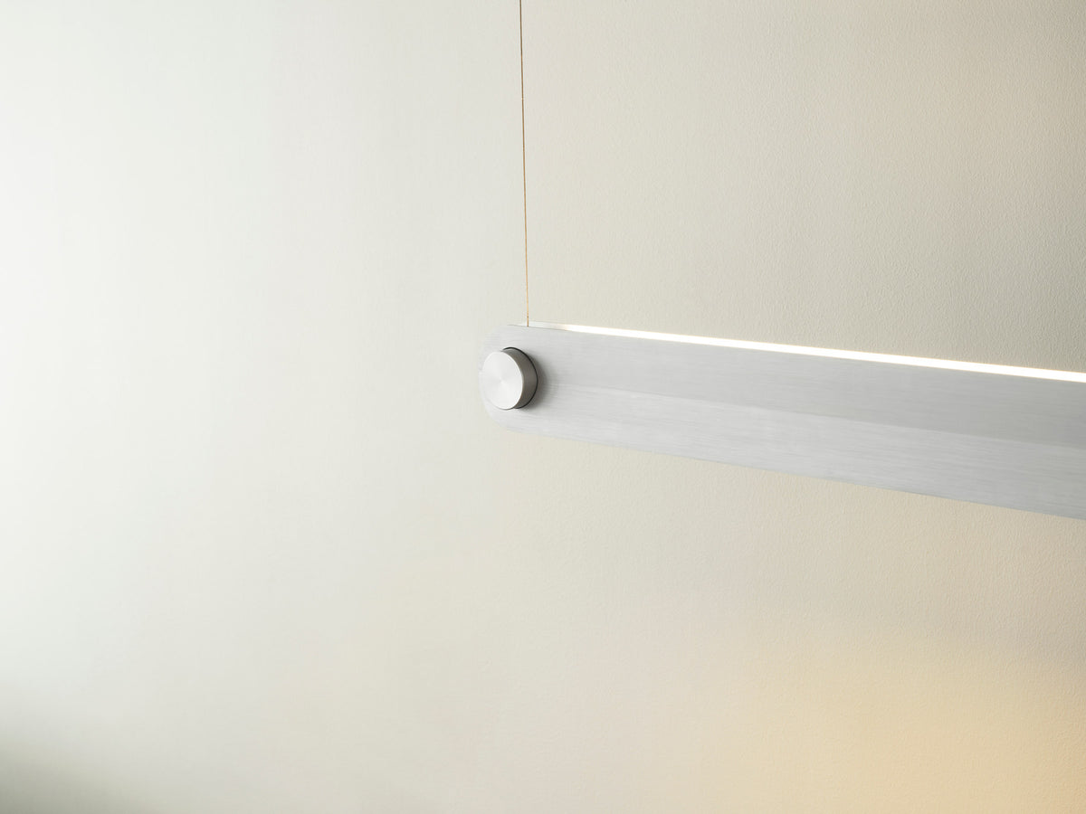 Dim Linear Lampe EU Gebürstetes Aluminium in Gebürstetes Aluminium präsentiert im Onlineshop von KAQTU Design AG. Pendelleuchte ist von Normann Copenhagen
