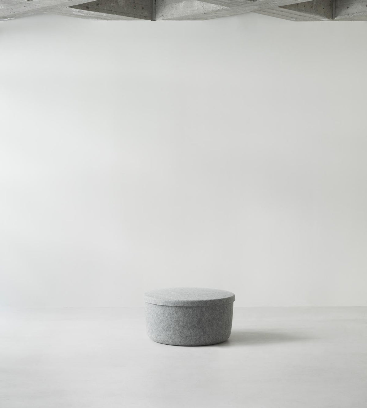 Hide Storage Pouf Gross in Felt 393 präsentiert im Onlineshop von KAQTU Design AG. Pouf ist von Normann Copenhagen