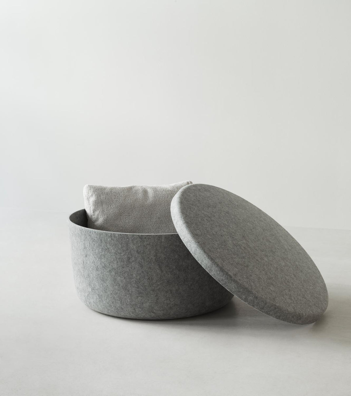 Hide Storage Pouf Gross in Felt 393 präsentiert im Onlineshop von KAQTU Design AG. Pouf ist von Normann Copenhagen