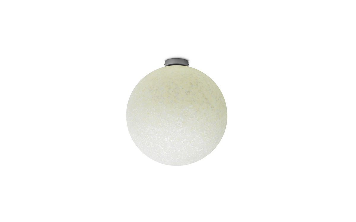 Runde weisse Wandleuchte Pix Lamp Ceiling Ø45 von Normann Copenhagen mit strukturiertem Kunststoffschirm und silberfarbener Rosette.